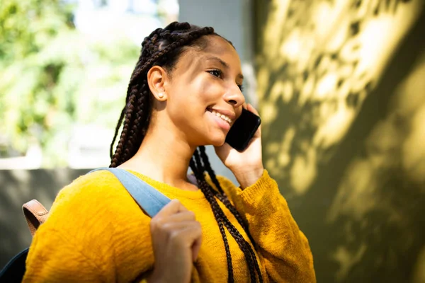 Close Portrait Smiling African Woman Bag Walking Talking Cellphone — Stock Photo, Image