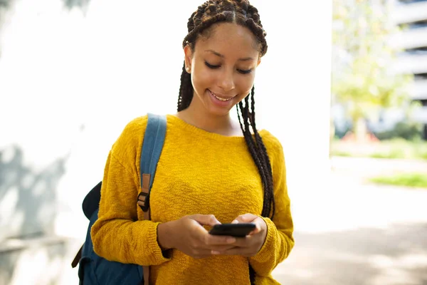 Portré Gyönyörű Fiatal Afro Amerikai Használja Mobilját Miközben Sétál — Stock Fotó