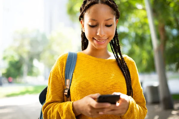 Porträtt Ung Afrikansk Amerikansk Kvinna Student Promenader Med Mobiltelefon Utanför — Stockfoto