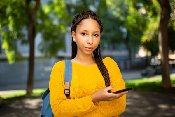 Porträtt Söt Ung Svart Kvinna Står Utanför Med Mobiltelefon Och — Stockfoto