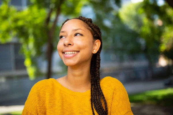 Retrato Cerca Una Joven Afroamericana Sonriente Con Pelo Trenzado Parado — Foto de Stock
