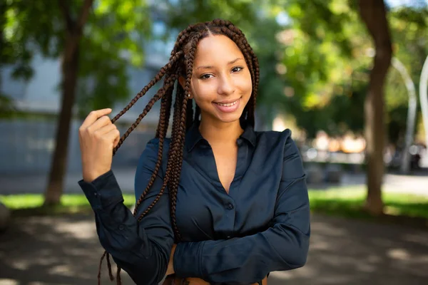 Porträt Einer Hübschen Jungen Afroamerikanerin Mit Geflochtener Frisur Die Draußen — Stockfoto