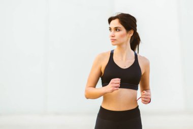 Sağlıklı genç bir kadının portresi dışarı koşuyor ve sabahları gözlerini kaçırıyor.