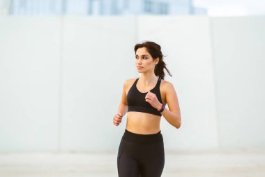 Genç sporcunun portresi sabahları dışarıda koşuyor.