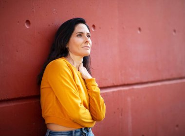 Şehrin dış duvarlarına yaslanmış güzel olgun bir kadın.