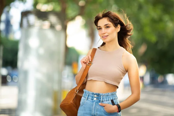 Porträtt Vacker Ung Kvinna Casuals Med Handväska Promenader Utanför Staden — Stockfoto