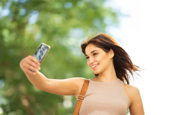 Dekat Dengan Wanita Muda Yang Bahagia Mengambil Foto Selfie Dengan — Stok Foto