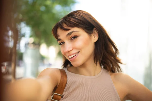 Primer Plano Hermosa Mujer Joven Tomando Retrato Selfie Aire Libre —  Fotos de Stock