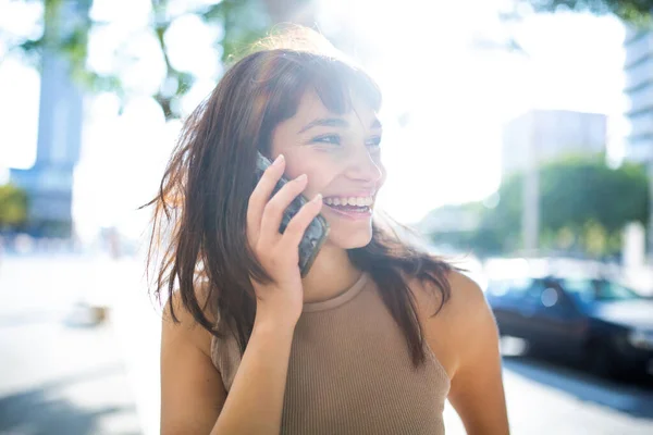 Κοντινό Πλάνο Πορτρέτο Του Χαμογελαστού Νεαρή Γυναίκα Μιλάει Στο Τηλέφωνο — Φωτογραφία Αρχείου