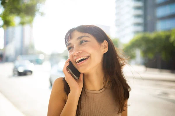 Retrato Cerca Una Hermosa Joven Sonriente Hablando Por Teléfono Ciudad — Foto de Stock