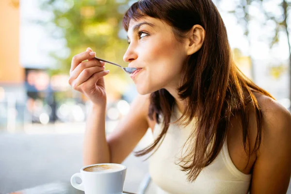 Close Portret Van Aantrekkelijke Jonge Vrouw Drinken Koffie Outdoor Cafe — Stockfoto