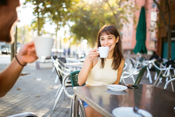 Retrato Una Joven Sonriente Tomando Café Con Amigo Varón Cafetería — Foto de Stock
