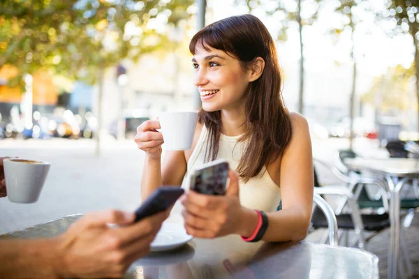 Ritratto Una Giovane Donna Felice Che Beve Caffè Con Amico — Foto Stock