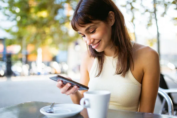 Portrét Krásné Mladé Ženy Pomocí Mobilního Telefonu Sedí Venkovní Kavárně — Stock fotografie