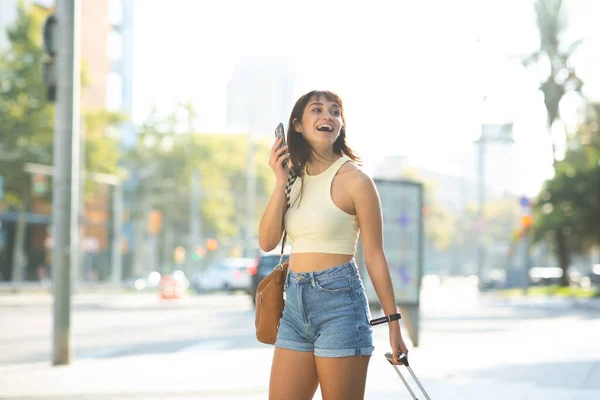 Portrait Une Jeune Femme Joyeuse Marchant Avec Ses Bagages Parlant — Photo