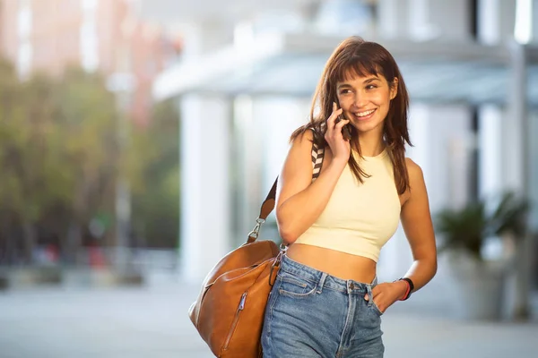 Retrato Mujer Joven Atractiva Con Bolso Caminando Por Ciudad Hablando —  Fotos de Stock