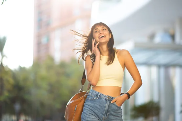 Portret Wesołej Młodej Kobiety Torebką Spacerującej Mieście Rozmawiającej Przez Telefon — Zdjęcie stockowe