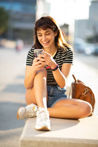 Retrato Uma Jovem Senhora Relaxada Enviando Mensagens Texto Seu Celular — Fotografia de Stock
