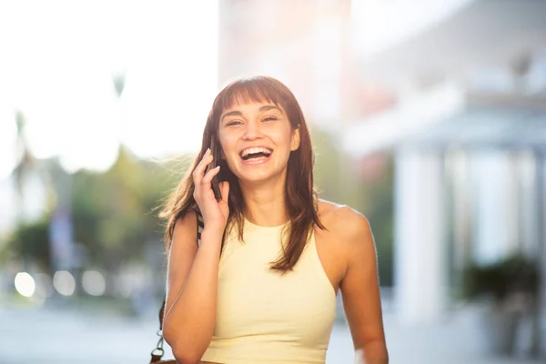 Retrato Una Joven Alegre Hablando Por Teléfono Móvil Riendo Ciudad — Foto de Stock