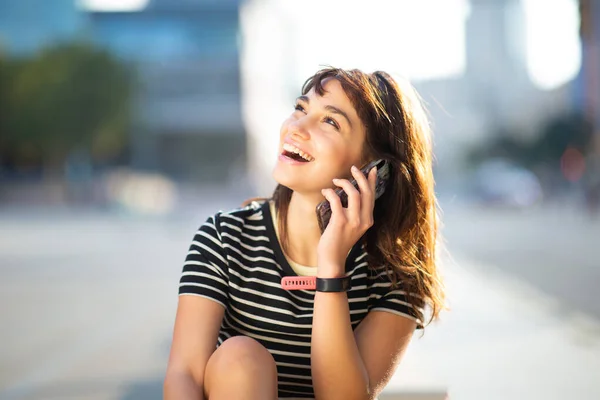 Portrait Une Jeune Femme Joyeuse Assise Dehors Parlant Téléphone Regardant — Photo