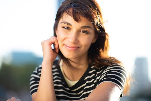 Retrato Cerca Una Joven Atractiva Sentada Afuera Ciudad Mirando Cámara — Foto de Stock