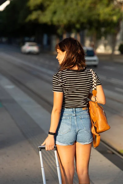 Visão Traseira Uma Jovem Mulher Andando Pela Rua Cidade Puxando — Fotografia de Stock