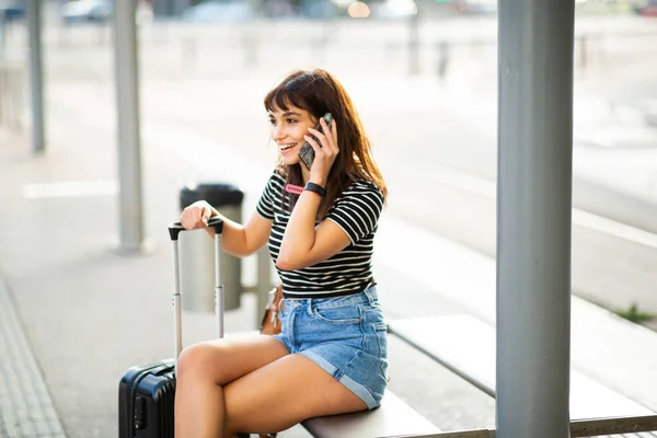 Dışarda Bankta Oturan Cep Telefonuyla Konuşan Gülümseyen Genç Bir Kadının — Stok fotoğraf
