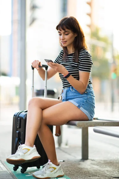 Dışarıda Bankta Oturan Genç Bir Kadının Portresi Telefonuna Mesaj Atan — Stok fotoğraf