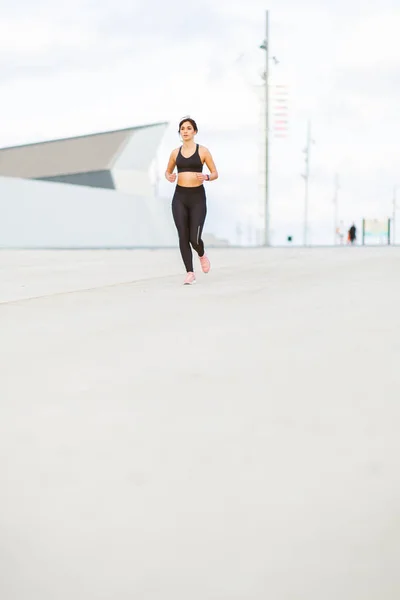 Celotělový Portrét Sebevědomé Běžkyně Venku Pro Cvičení Rutiny — Stock fotografie