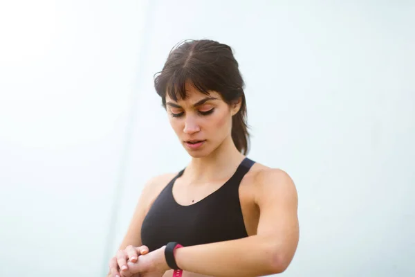 Close Portrait Fit Female Runner Using Smart Watch Monitor Her — Stock Photo, Image