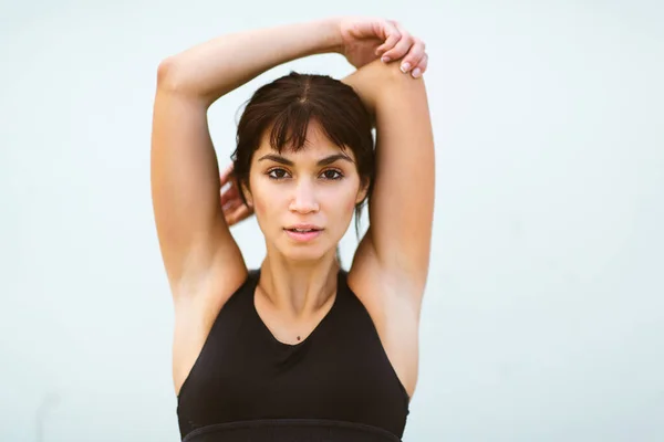 Close Retrato Mulher Fitness Rotina Exercícios Contra Fundo Branco — Fotografia de Stock