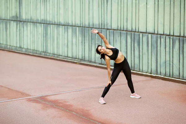 Retrato Comprimento Total Mulher Jovem Saudável Fazendo Exercício Alongamento Corpo — Fotografia de Stock