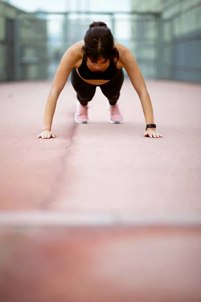 Low Angle Portret Van Jonge Vrouw Doen Push Ups Buiten — Stockfoto