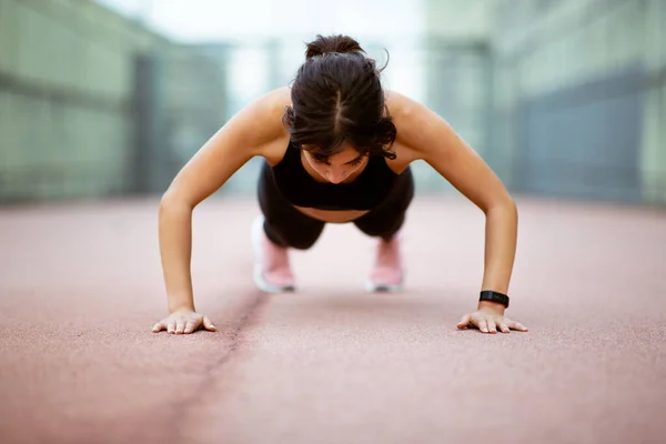 Portrait Sporty Young Woman Exercising Outdoors Doing Push Ups — Stock Photo, Image