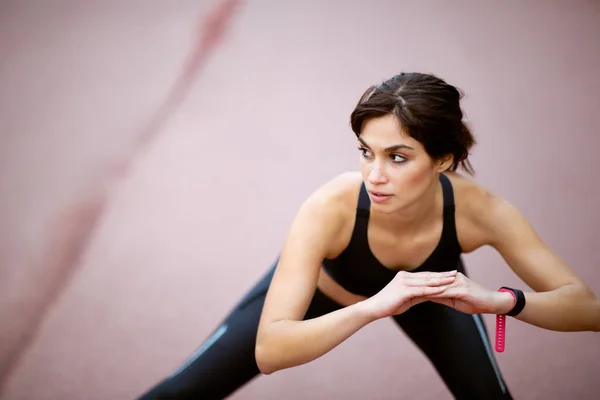 Ritratto Donna Forma Che Esercizio Stretching Distoglie Sguardo All Aperto — Foto Stock