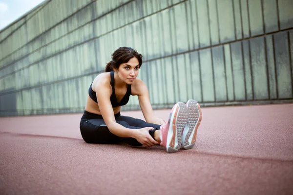 Portrait Sporty Woman Sitting Floor Doing Stretching Exercise — Stock Photo, Image