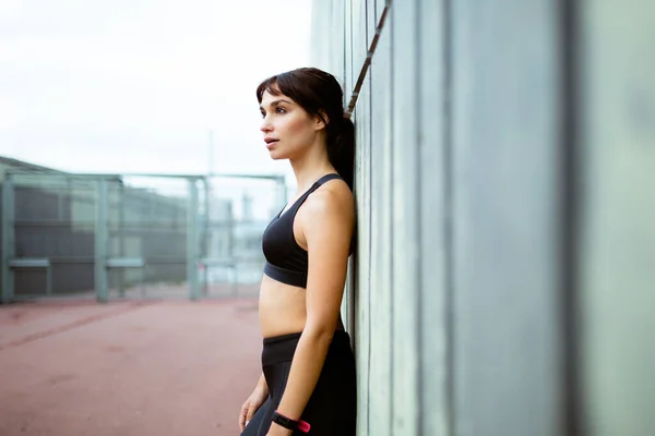 Retrato Lateral Uma Mulher Fitness Inclinada Para Parede Olhando Cansado — Fotografia de Stock