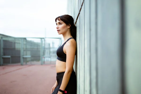 Side Portrait Fitness Woman Leaning Wall Looking Tired Workout Session — Stock Photo, Image