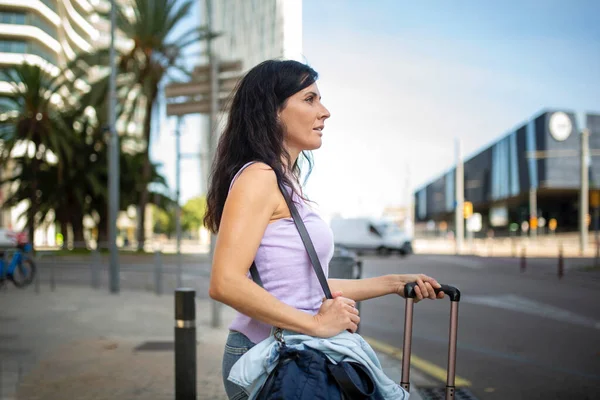 Perfil Mulher Madura Bonita Com Bolsa Bagagem Livre Cidade — Fotografia de Stock