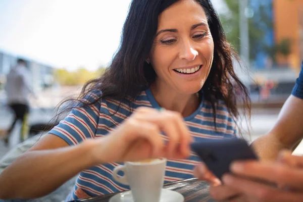 Mujer Feliz Con Amigo Usando Teléfono Móvil Cafetería Aire Libre — Foto de Stock