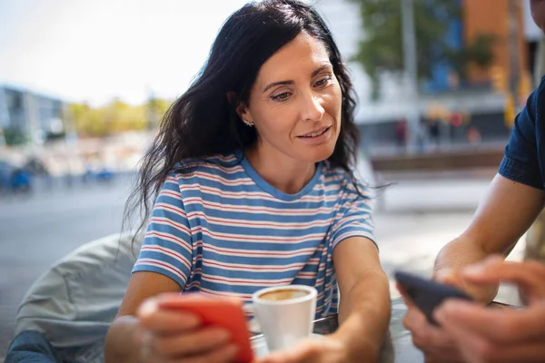 Mulher Com Seu Amigo Sentado Uma Mesa Café Olhando Para — Fotografia de Stock