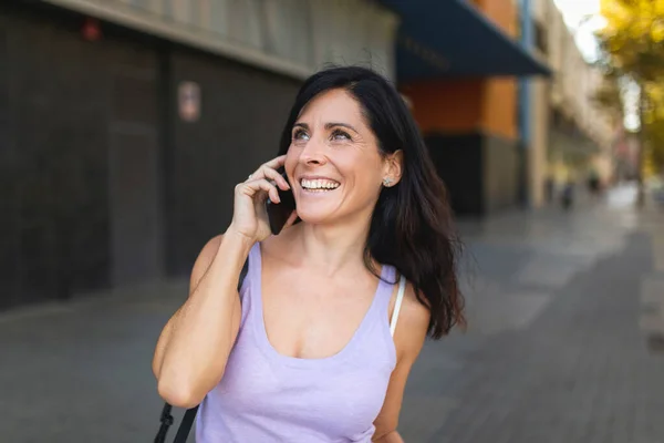 Veselý Kavkazský Žena Vzhlíží Zatímco Mluví Chytrý Telefon Venku Městě — Stock fotografie