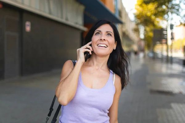 Selamat Wanita Kaukasia Melihat Atas Sambil Berbicara Telepon Genggam Luar — Stok Foto