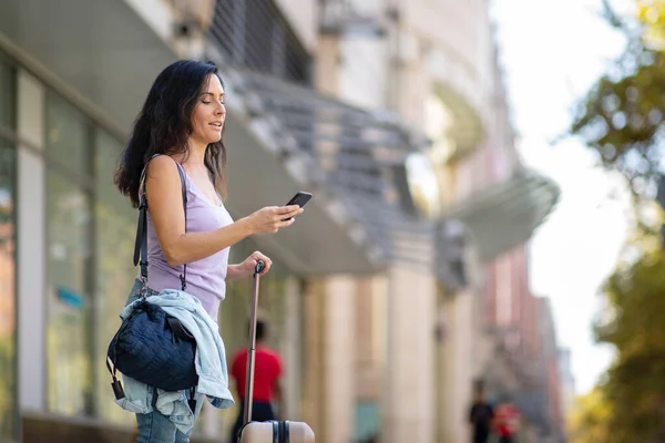 Καυκάσια Γυναικεία Μηνύματα Κειμένου Ταξιδιώτη Χρησιμοποιώντας Κινητό Τηλέφωνο Στην Πόλη — Φωτογραφία Αρχείου