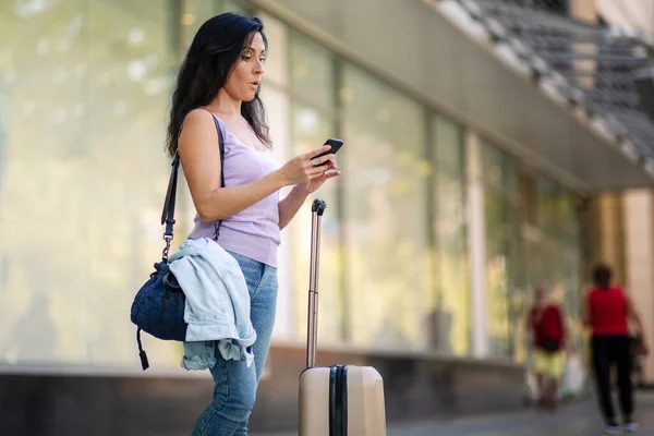 Hermosa Mujer Viajera Asombrada Leer Mensaje Texto Utilizando Teléfono Móvil — Foto de Stock
