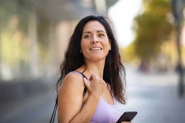 Retrato Mujer Hermosa Con Teléfono Móvil Aire Libre Ciudad — Foto de Stock