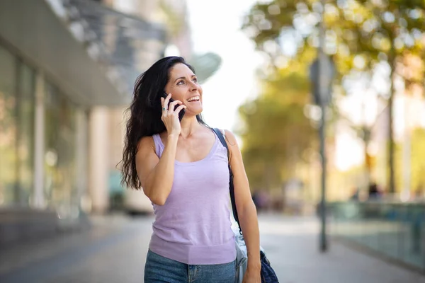 Mooie Kaukasische Vrouw Praten Mobiele Telefoon Buiten Stad — Stockfoto