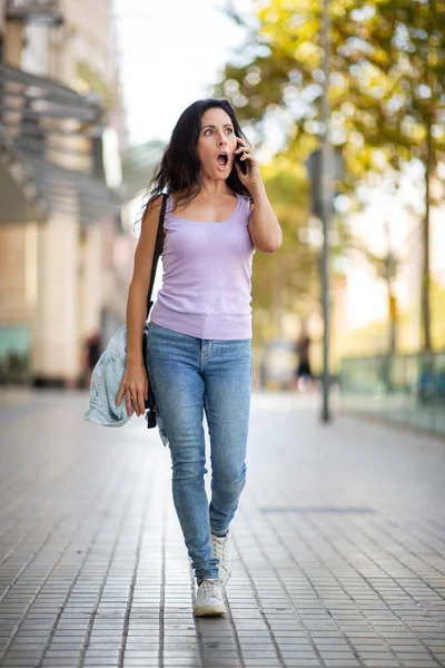 Kvinna Chockad Över Att Negativa Nyheter När Talar Mobiltelefon Staden — Stockfoto
