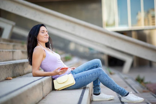 Zorgeloze Vrouw Listeing Muziek Met Behulp Van Mobiele Telefoon Koptelefoon — Stockfoto