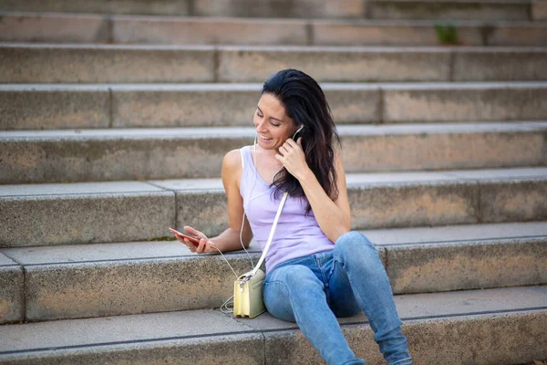 Mujer Alegre Disfrutando Escuchando Música Usando Teléfono Móvil Auriculares Las — Foto de Stock